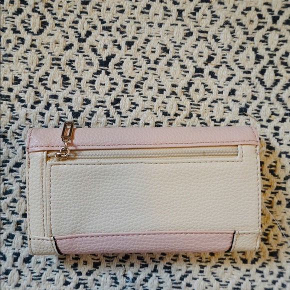 Real brand guess wallet - Picture 2 of 6
